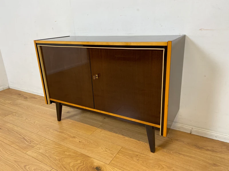 Stilvolles dunkles 60er Jahre Sideboard mit konischen Füßen und Messing Beschlag I Kommode Schrank Wäschekommode Fernsehkommode TV Lowboard Board 50er Rockabilly Vintage I