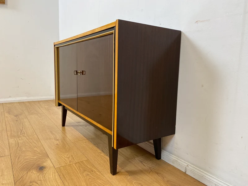 Stilvolles dunkles 60er Jahre Sideboard mit konischen Füßen und Messing Beschlag I Kommode Schrank Wäschekommode Fernsehkommode TV Lowboard Board 50er Rockabilly Vintage I