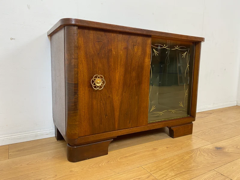 Stilvolle und gut erhaltene 50er Jahre Barkommode mit Schiebetüren & Originalgläsern I Barschrank Barvitrine Vitrine Bar Kommode Sideboard Mid-Century Vintage 60er I