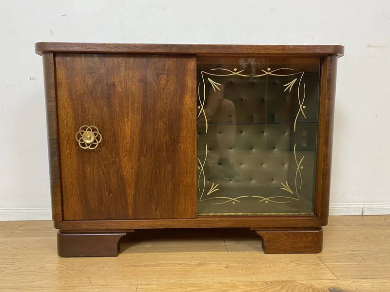 Stilvolle und gut erhaltene 50er Jahre Barkommode mit Schiebetüren & Originalgläsern I Barschrank Barvitrine Vitrine Bar Kommode Sideboard Mid-Century Vintage 60er I