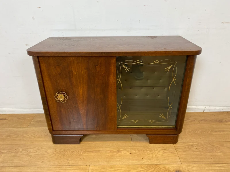 Stilvolle und gut erhaltene 50er Jahre Barkommode mit Schiebetüren & Originalgläsern I Barschrank Barvitrine Vitrine Bar Kommode Sideboard Mid-Century Vintage 60er I