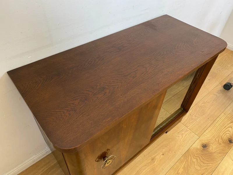 Stilvolle und gut erhaltene 50er Jahre Barkommode mit Schiebetüren & Originalgläsern I Barschrank Barvitrine Vitrine Bar Kommode Sideboard Mid-Century Vintage 60er I