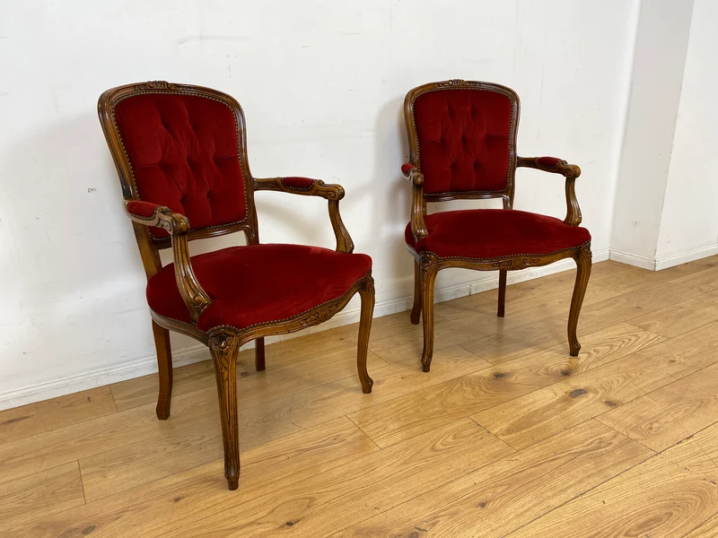 Eleganter und sehr gut erhaltener Vintage Salonsessel mit handverziertem Holzrahmen und grandiosem Bordeaux rotem Bezug I Sessel Armlehnstuhl Stuhl Stilmöbel Barock I