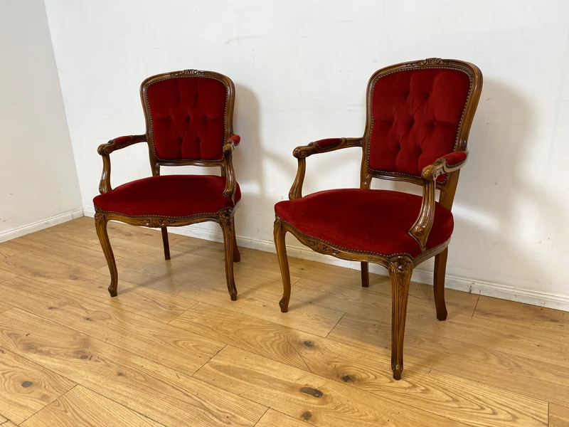 Eleganter und sehr gut erhaltener Vintage Salonsessel mit handverziertem Holzrahmen und grandiosem Bordeaux rotem Bezug I Sessel Armlehnstuhl Stuhl Stilmöbel Barock I