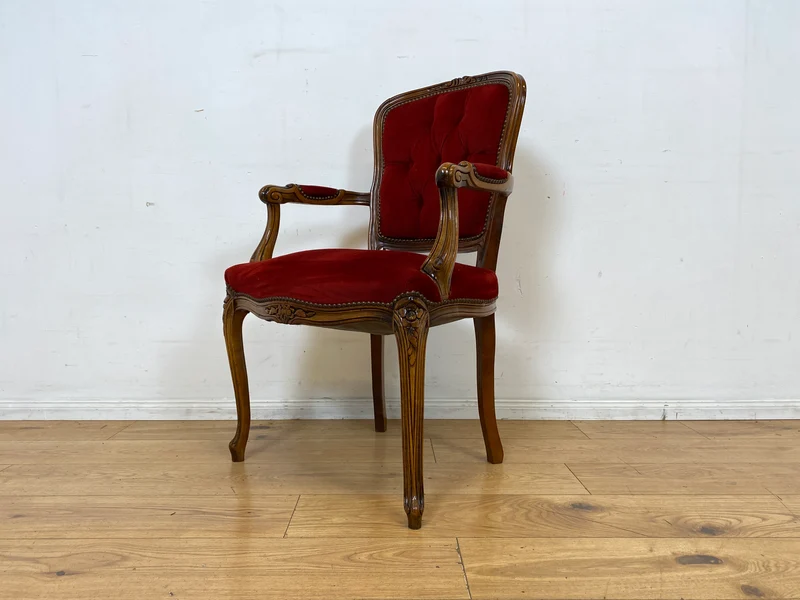 Eleganter und sehr gut erhaltener Vintage Salonsessel mit handverziertem Holzrahmen und grandiosem Bordeaux rotem Bezug I Sessel Armlehnstuhl Stuhl Stilmöbel Barock I