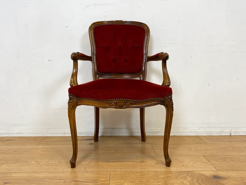 Eleganter und sehr gut erhaltener Vintage Salonsessel mit handverziertem Holzrahmen und grandiosem Bordeaux rotem Bezug I Sessel Armlehnstuhl Stuhl Stilmöbel Barock I