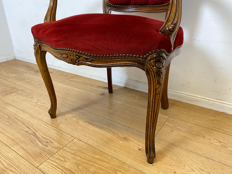 Eleganter und sehr gut erhaltener Vintage Salonsessel mit handverziertem Holzrahmen und grandiosem Bordeaux rotem Bezug I Sessel Armlehnstuhl Stuhl Stilmöbel Barock I
