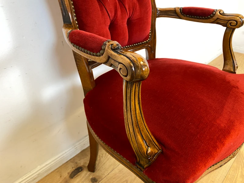 Eleganter und sehr gut erhaltener Vintage Salonsessel mit handverziertem Holzrahmen und grandiosem Bordeaux rotem Bezug I Sessel Armlehnstuhl Stuhl Stilmöbel Barock I