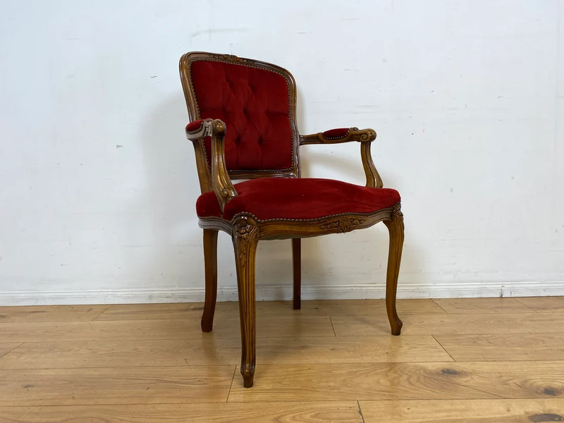 Eleganter und sehr gut erhaltener Vintage Salonsessel mit handverziertem Holzrahmen und grandiosem Bordeaux rotem Bezug I Sessel Armlehnstuhl Stuhl Stilmöbel Barock I
