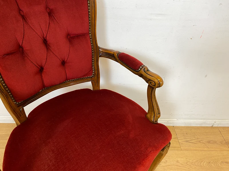 Eleganter und sehr gut erhaltener Vintage Salonsessel mit handverziertem Holzrahmen und grandiosem Bordeaux rotem Bezug I Sessel Armlehnstuhl Stuhl Stilmöbel Barock I