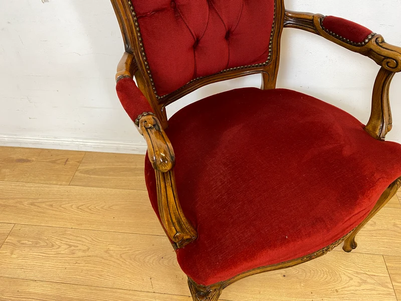 Eleganter und sehr gut erhaltener Vintage Salonsessel mit handverziertem Holzrahmen und grandiosem Bordeaux rotem Bezug I Sessel Armlehnstuhl Stuhl Stilmöbel Barock I