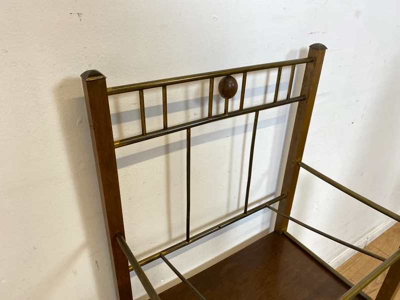 Sehr hübsche Mid-Century Zeitungsablage aus Messing und Holz I Beistelltisch Zeitungsständer Zeitungstisch Flurregal Bad Regal Ablage Alt 50er 60er Vintage I