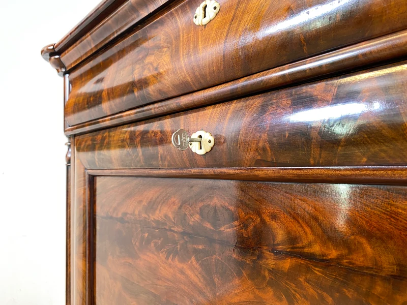 Edler antiker Schreibsekretär mit ausziehbarer Schreibunterlage I um 1840, Massivholz in Nussbaum I Sekretär Schreibschrank Schreibkommode Highboard Schrank Anrichte Biedermeier Vintage I