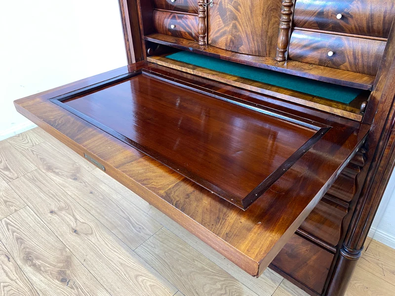 Edler antiker Schreibsekretär mit ausziehbarer Schreibunterlage I um 1840, Massivholz in Nussbaum I Sekretär Schreibschrank Schreibkommode Highboard Schrank Anrichte Biedermeier Vintage I