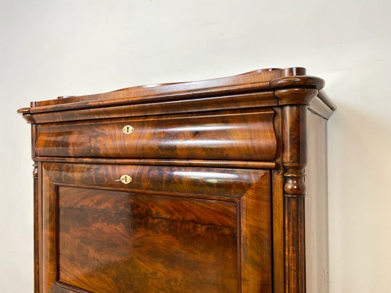 Edler antiker Schreibsekretär mit ausziehbarer Schreibunterlage I um 1840, Massivholz in Nussbaum I Sekretär Schreibschrank Schreibkommode Highboard Schrank Anrichte Biedermeier Vintage I