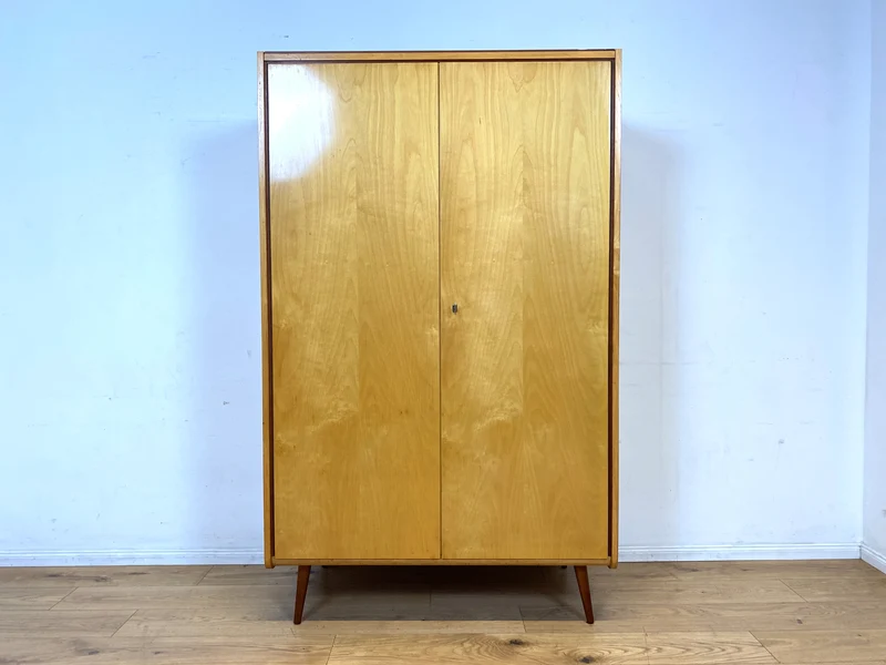 Schöner und sehr gut erhaltener heller 60er Jahre Kleiderschrank mit Kleiderstange & konischen Füssen I Schrank Schlafzimmerschrank Wardrobe Wäscheschrank Mid-Century Vintage I
