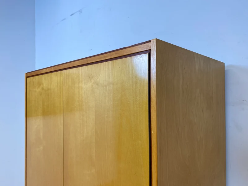 Schöner und sehr gut erhaltener heller 60er Jahre Kleiderschrank mit Kleiderstange & konischen Füssen I Schrank Schlafzimmerschrank Wardrobe Wäscheschrank Mid-Century Vintage I