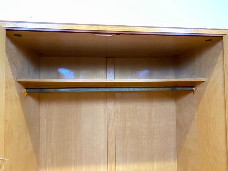 Schöner und sehr gut erhaltener heller 60er Jahre Kleiderschrank mit Kleiderstange & konischen Füssen I Schrank Schlafzimmerschrank Wardrobe Wäscheschrank Mid-Century Vintage I