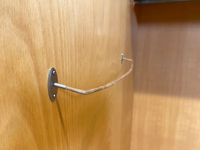 Schöner und sehr gut erhaltener heller 60er Jahre Kleiderschrank mit Kleiderstange & konischen Füssen I Schrank Schlafzimmerschrank Wardrobe Wäscheschrank Mid-Century Vintage I