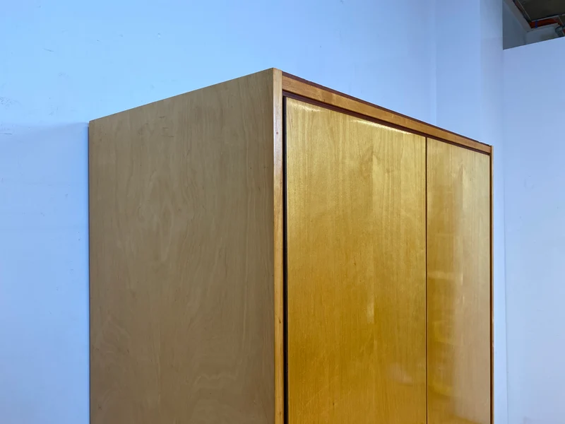 Schöner und sehr gut erhaltener heller 60er Jahre Kleiderschrank mit Kleiderstange & konischen Füssen I Schrank Schlafzimmerschrank Wardrobe Wäscheschrank Mid-Century Vintage I