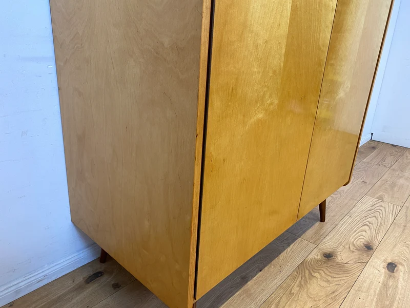 Schöner und sehr gut erhaltener heller 60er Jahre Kleiderschrank mit Kleiderstange & konischen Füssen I Schrank Schlafzimmerschrank Wardrobe Wäscheschrank Mid-Century Vintage I
