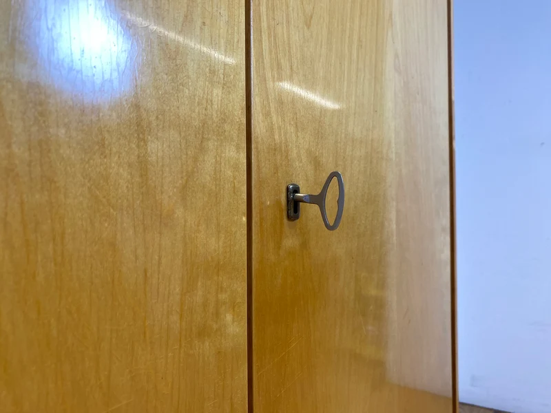 Schöner und sehr gut erhaltener heller 60er Jahre Kleiderschrank mit Kleiderstange & konischen Füssen I Schrank Schlafzimmerschrank Wardrobe Wäscheschrank Mid-Century Vintage I