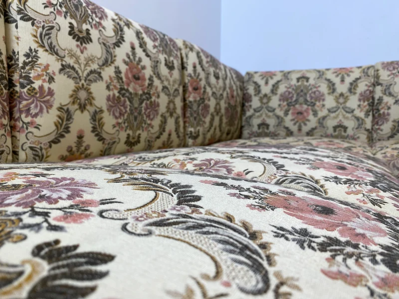 WMK I Wunderschönes antikes Ecksofa mit floralem Bezug , Wiener Geflecht und Federkern (Kopie)