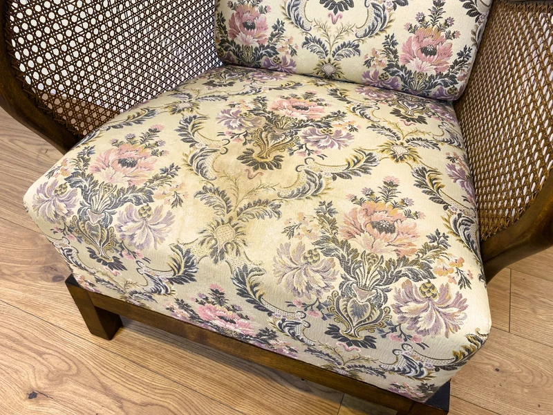 WMK I 1/2 Wunderschöner antiker Sessel mit floralem Bezug , Wiener Geflecht und Federkern (Kopie)