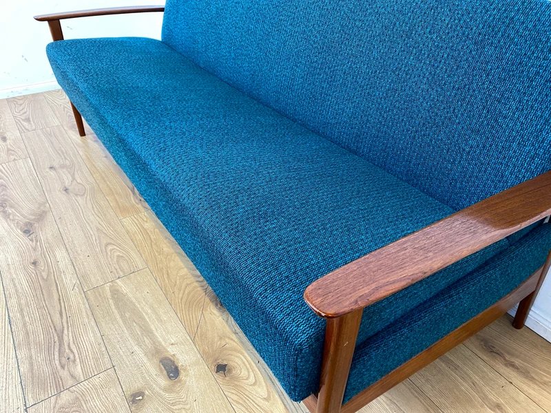 Elegantes skandinavisches Mid-Century Sofa mit Schlaffunktion , Teakholz Rahmen, und petrol Blauem Original Bezug I Couch Schlafsofa Schlafcouch Daybed Sitzgarnitur Danish Design Vintage 60er I