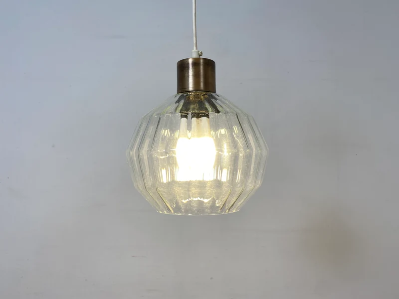 Elegante Mid-Century Hängelampe mit fein facettiertem Glas