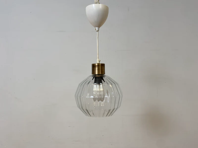 Elegante Mid-Century Hängelampe mit fein facettiertem Glas