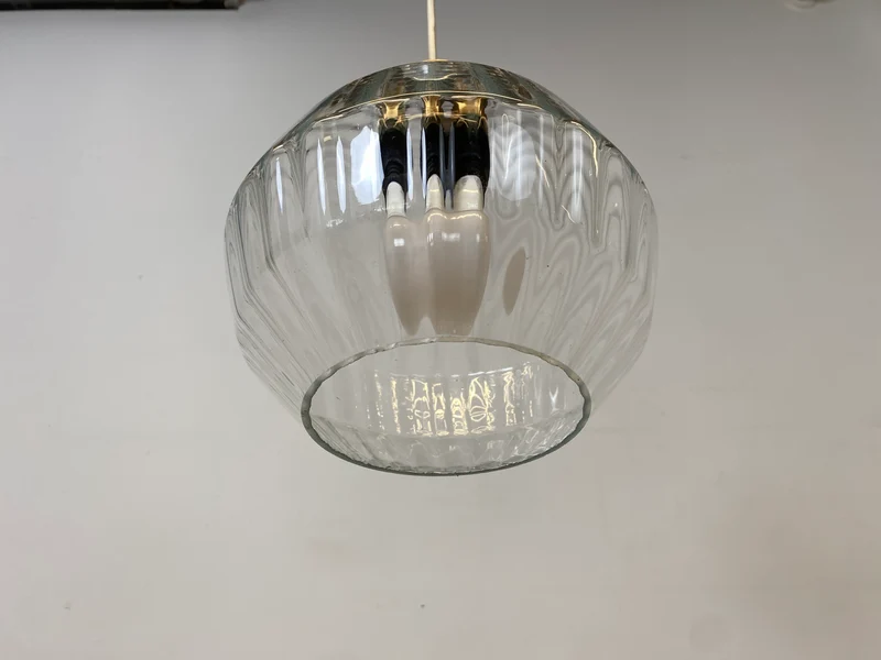 Elegante Mid-Century Hängelampe mit fein facettiertem Glas