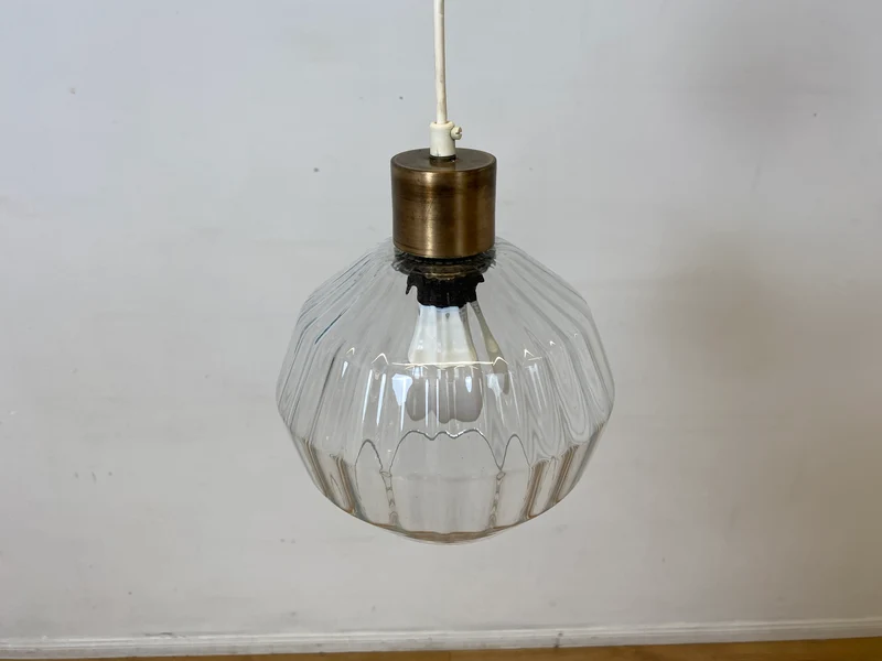 Elegante Mid-Century Hängelampe mit fein facettiertem Glas