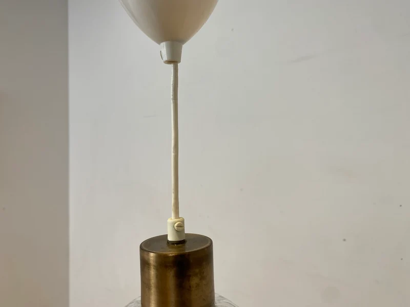 Elegante Mid-Century Hängelampe mit fein facettiertem Glas