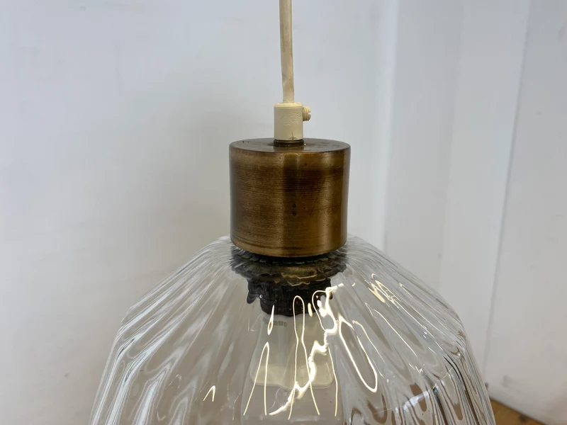 Elegante Mid-Century Hängelampe mit fein facettiertem Glas