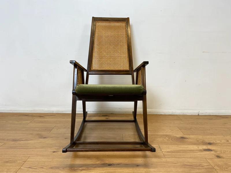 WMK I Stilvoller und sehr gut erhaltener Mid-Century Schaukelstuhl mit Wiener Geflecht mit grünem Polster