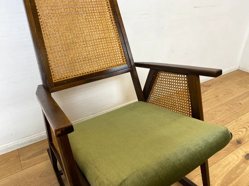 WMK I Stilvoller und sehr gut erhaltener Mid-Century Schaukelstuhl mit Wiener Geflecht mit grünem Polster