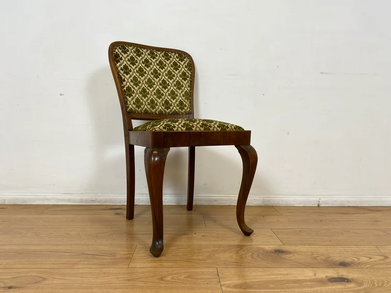 WMK I Sehr eleganter handverzierter 30er Jahre Chippendale Esszimmerstuhl mit hochwertigem Brokat Bezug