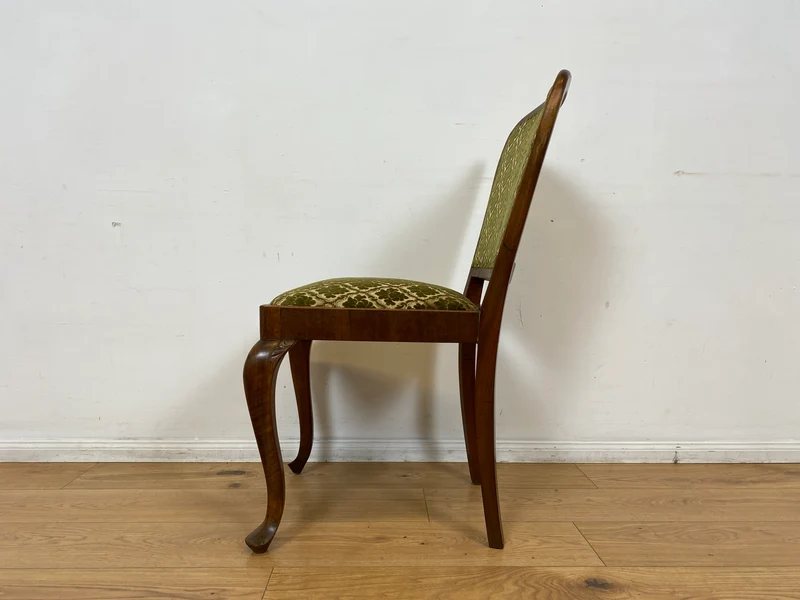 WMK I Sehr eleganter handverzierter 30er Jahre Chippendale Esszimmerstuhl mit hochwertigem Brokat Bezug