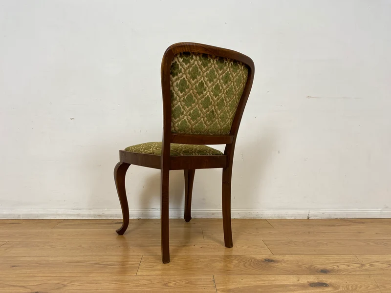 WMK I Sehr eleganter handverzierter 30er Jahre Chippendale Esszimmerstuhl mit hochwertigem Brokat Bezug
