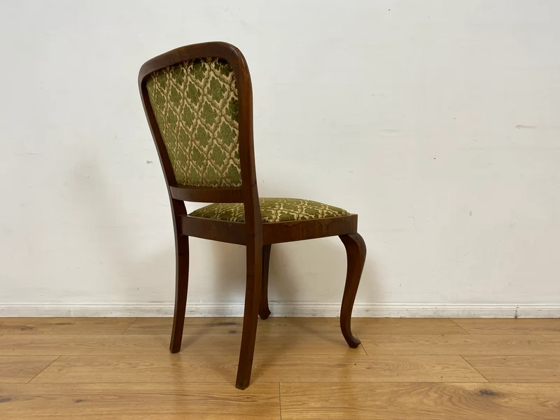 WMK I Sehr eleganter handverzierter 30er Jahre Chippendale Esszimmerstuhl mit hochwertigem Brokat Bezug