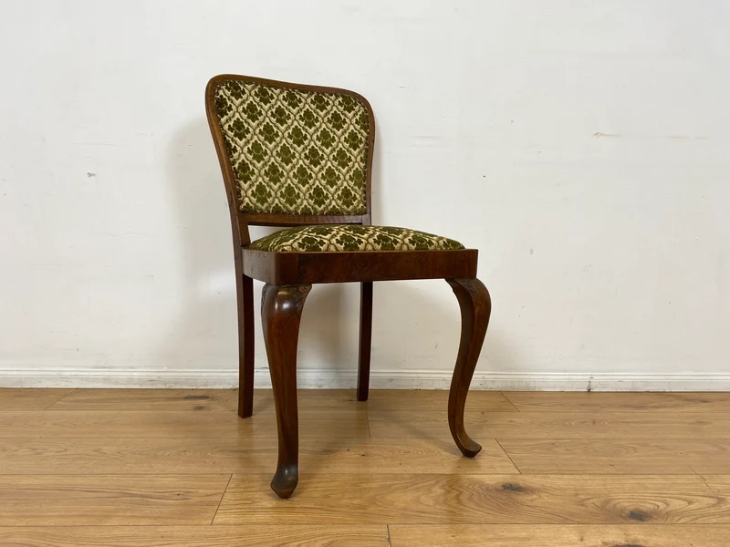 WMK I Sehr eleganter handverzierter 30er Jahre Chippendale Esszimmerstuhl mit hochwertigem Brokat Bezug