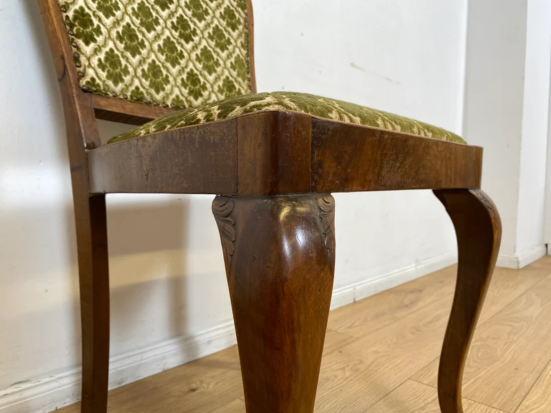 WMK I Sehr eleganter handverzierter 30er Jahre Chippendale Esszimmerstuhl mit hochwertigem Brokat Bezug