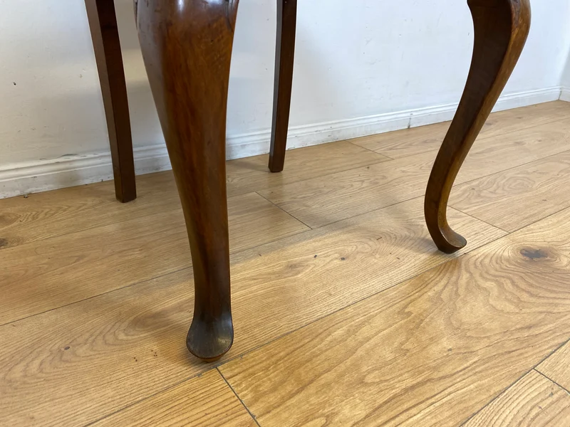 WMK I Sehr eleganter handverzierter 30er Jahre Chippendale Esszimmerstuhl mit hochwertigem Brokat Bezug