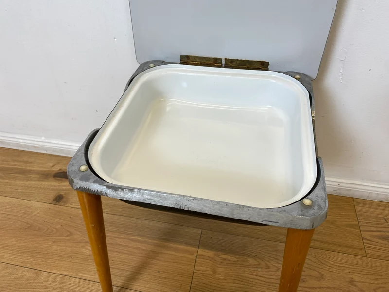 WMK I Praktischer Mid-Century Waschhocker mit klappbarem Sitz & herausnehmbarer Emaille Schüssel