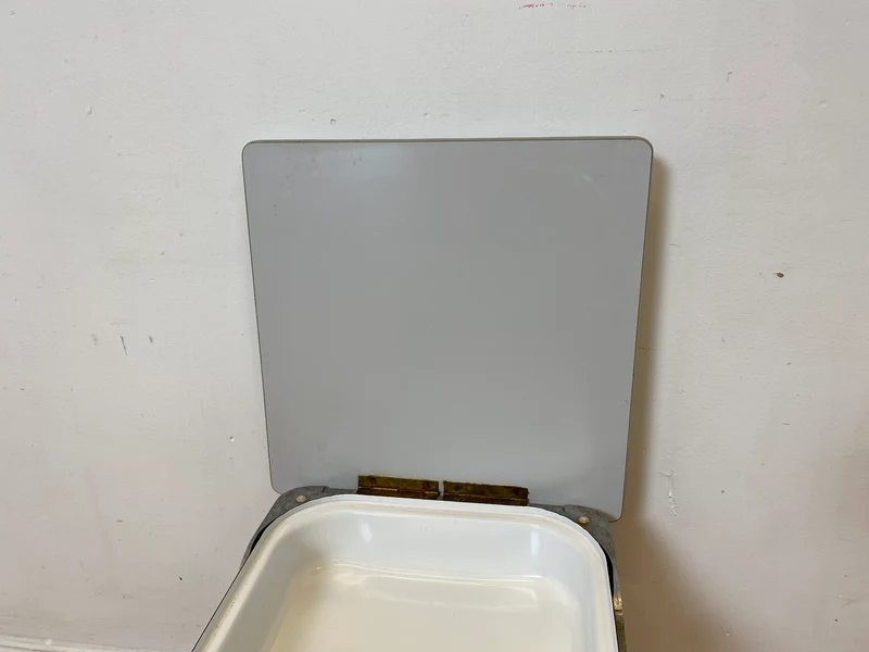 WMK I Praktischer Mid-Century Waschhocker mit klappbarem Sitz & herausnehmbarer Emaille Schüssel