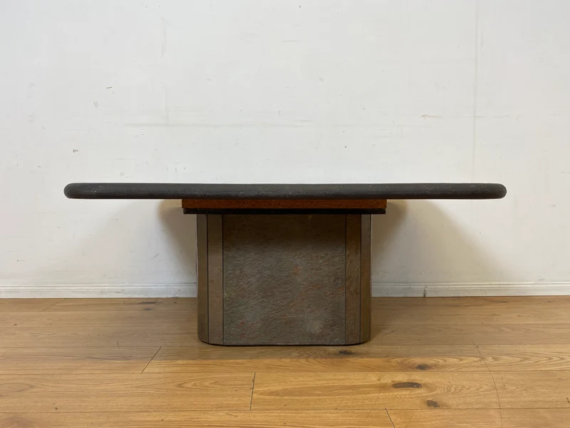 Großartiger postmoderner Couchtisch in zeitlosem Design mit Schieferplatte und Naturstein Intarsien