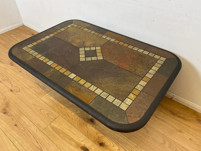 Großartiger postmoderner Couchtisch in zeitlosem Design mit Schieferplatte und Naturstein Intarsien