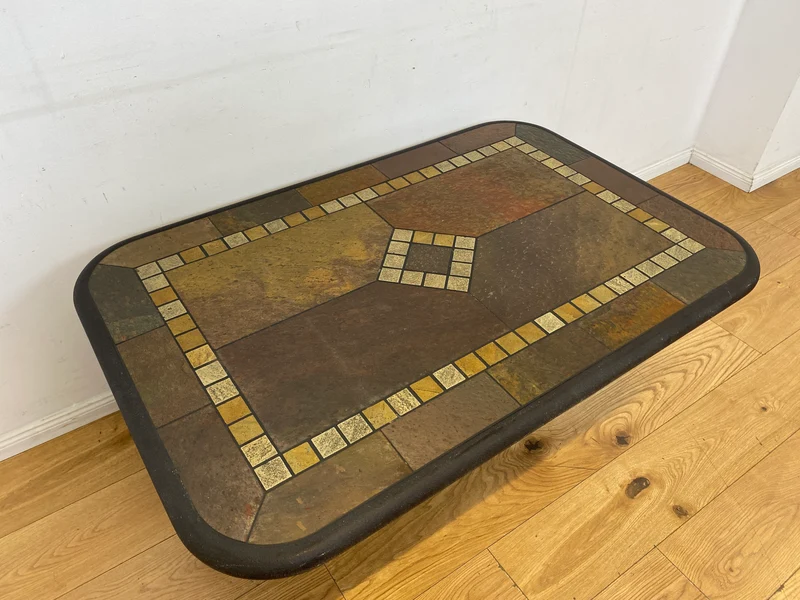 Großartiger postmoderner Couchtisch in zeitlosem Design mit Schieferplatte und Naturstein Intarsien