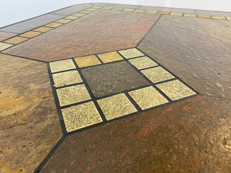 Großartiger postmoderner Couchtisch in zeitlosem Design mit Schieferplatte und Naturstein Intarsien